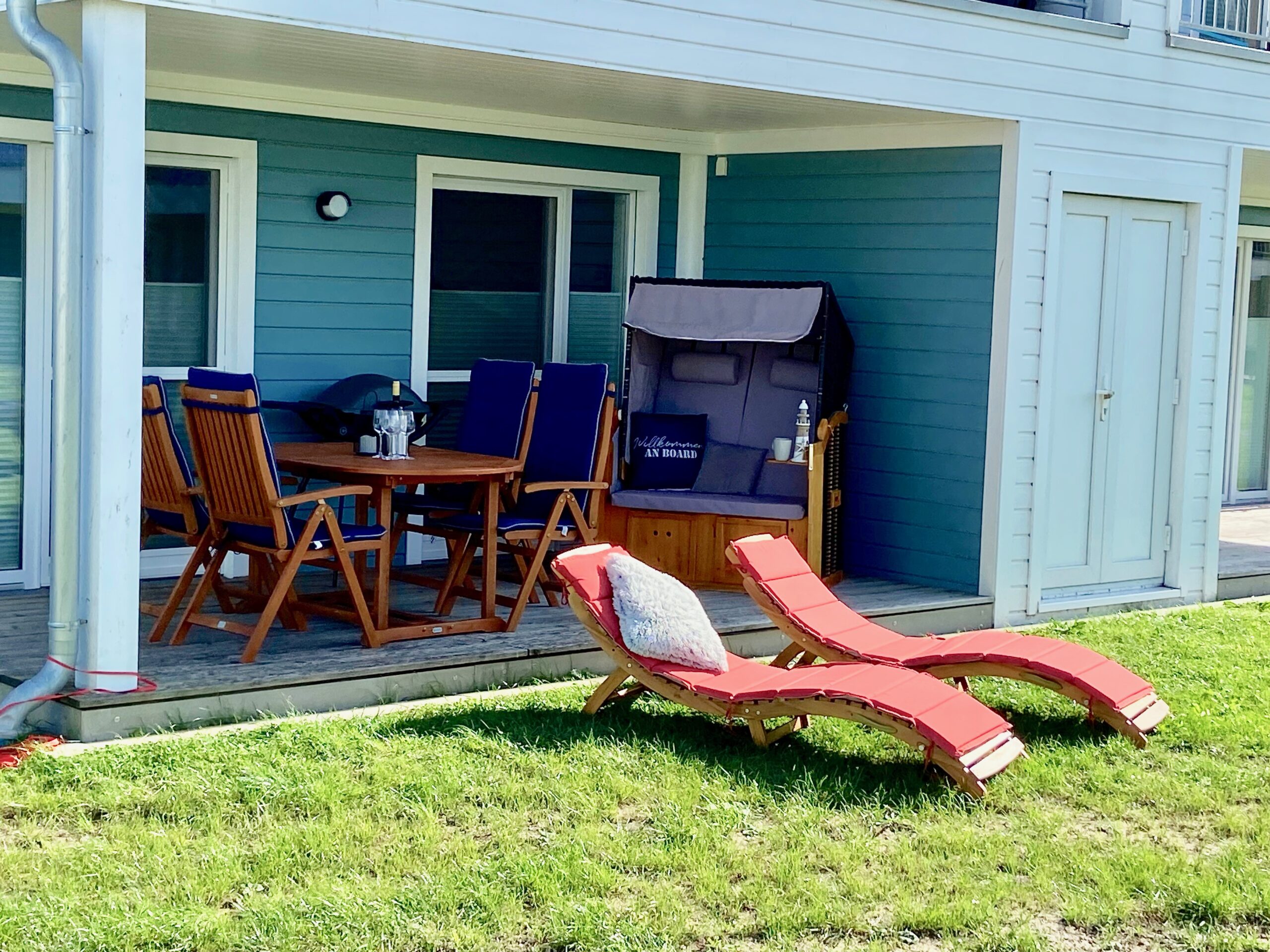 Terrasse von Maltes Ostseekoje mit Blick auf die Ostsee