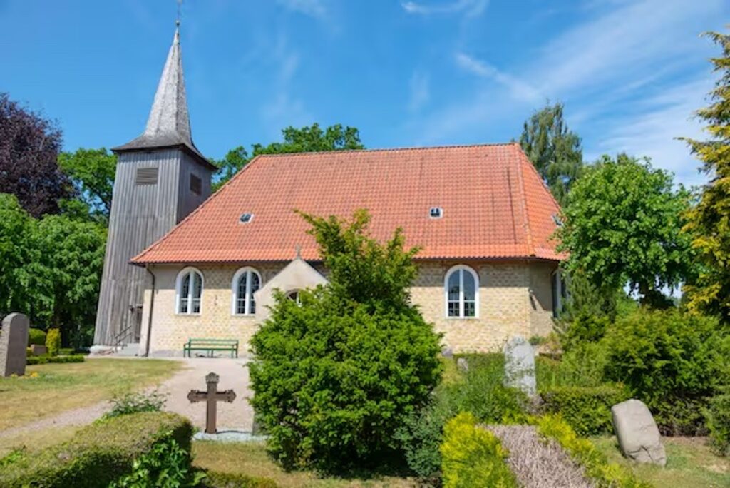die Schifferkirche in Arnis an der Schlei inmitten eines  wunderschönen Friedhofs