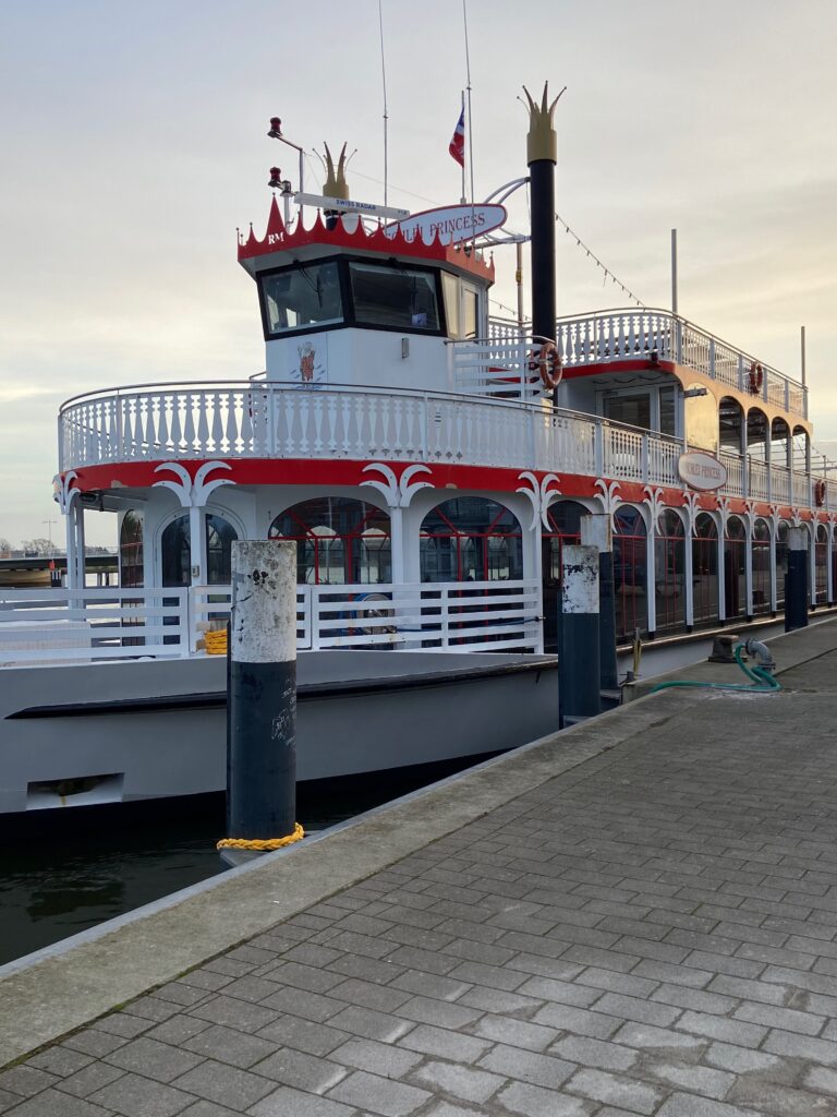 Dies ist der Raddampfer „Schlei Princess“, der im Hafen von Kappeln an der Ostseefjord Schlei in Schleswig-Holstein liegt.
